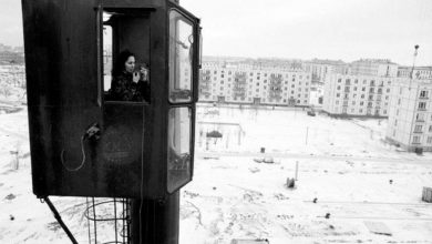Крановщица за работой ______ Москв, 1966г