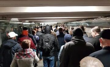 На некоторых станциях метро человеческие пробки из-за проверки пропусков