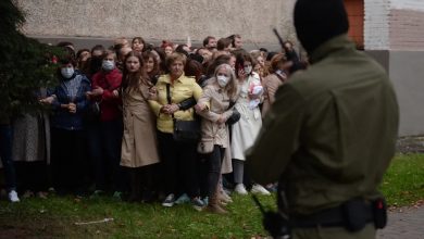 История одной фотографии: минские женщины, которых собираются задерживать Фотограф Евгений Ерчак — о том,…