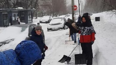 Жители Крылатского помогают коммунальщикам в борьбе со снегом