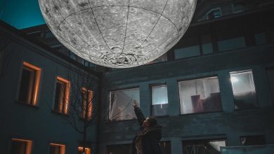 Детализированный макет Луны подвешен во дворе малоэтажных домов в центре Москвы. Макет имеет свою…