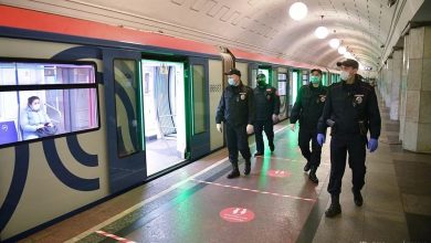 Более 1,2 тыс. контролеров проверяют наличие масок и перчаток у пассажиров транспорта в Москве…