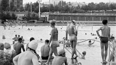 Москвичи отдыхают и купаются в бассейне «Москва», 1970 год. Самый большой открытый плавательный бассейн…