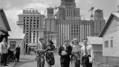 Строительство главного здания МГУ. 1951 год Комсомольцы-облицовщики – ученики школы рабочей молодежи. Слева с…