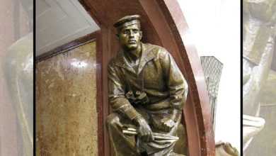 Скульптуры на станции метро «Площадь Революции», которые приносят удачу