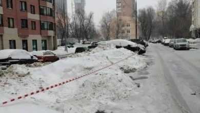 Классика жанра. На Полярной, 22 в районе Медведково коммунальщики завалили парковку снегом