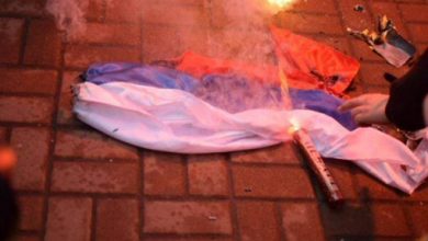 В Москве арестовали мужчину за поджог флага РФ возле Вечного огня в Александровском саду…