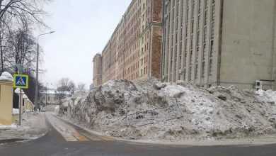 В Хамовниках образовалась гигантская куча снега высотой 1,5-2 человеческих роста. Тянется эта гора от…