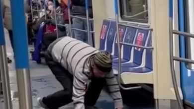 Пьяный пассажир разлил пиво в вагоне метро, но проявил максимальную порядочность. Снял куртку и…